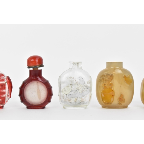 27 - A collection of Chinese glass and agate scent bottles, late 19th/20th century, to include two carved... 