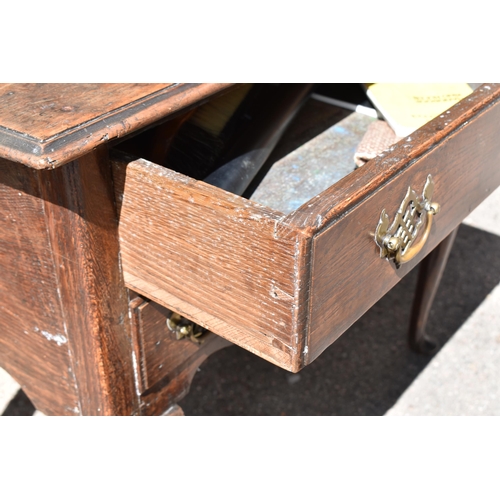 138 - A George III oak kneehole dressing table, with frieze drawer above two small dummy drawers, on cabri... 