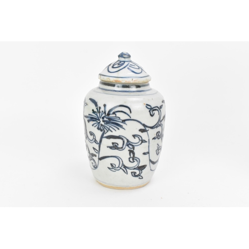 79 - A Chinese blue and white porcelain minyao lidded jar, Ming dynasty, 17th century, the tapered body d... 