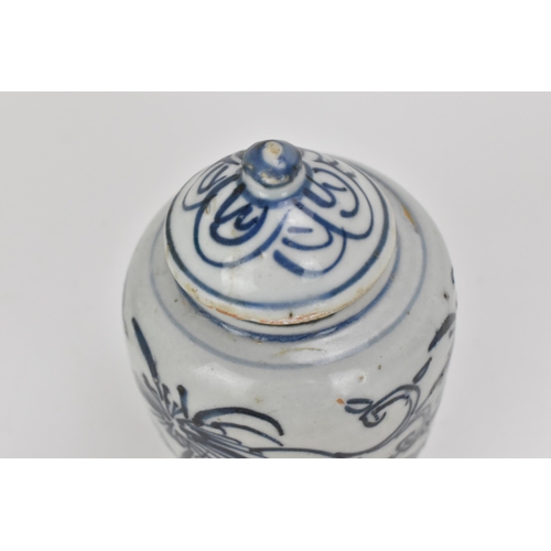 79 - A Chinese blue and white porcelain minyao lidded jar, Ming dynasty, 17th century, the tapered body d... 