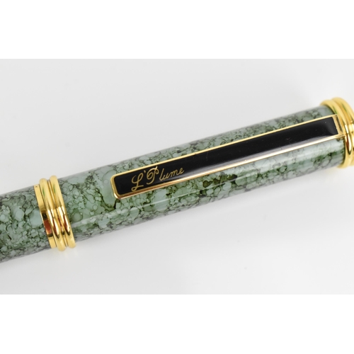 70 - A collection of pens, comprising a L'Plume piston fill fountain pen, in green mottled enamel finish ... 