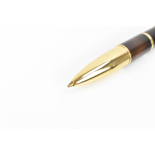 71 - A Montblanc Miguel de Cervantes writers series ballpoint pen, with brown marbled lacquer body and go... 