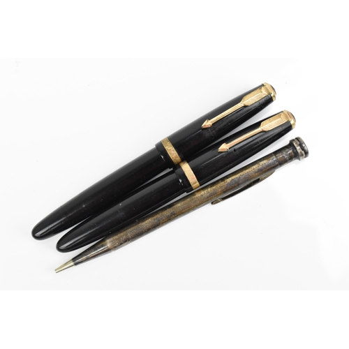 81 - Two vintage Parker duofold fountain pens, with black body, gold trim, with arrow shaped clip and 14c... 