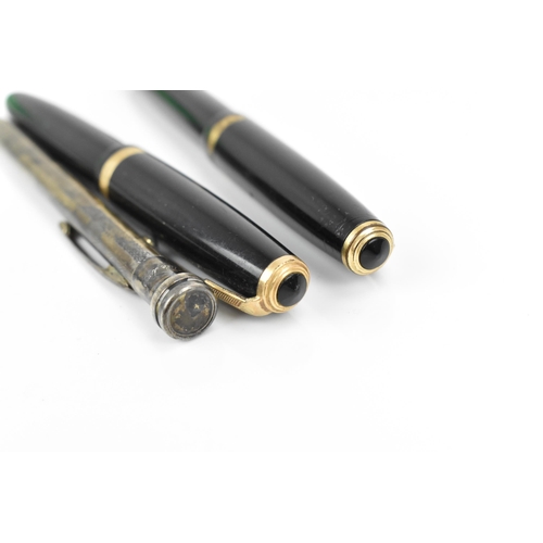 81 - Two vintage Parker duofold fountain pens, with black body, gold trim, with arrow shaped clip and 14c... 