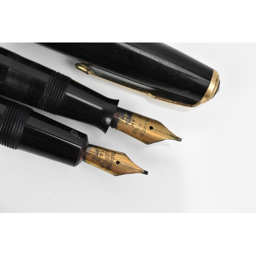 81 - Two vintage Parker duofold fountain pens, with black body, gold trim, with arrow shaped clip and 14c... 