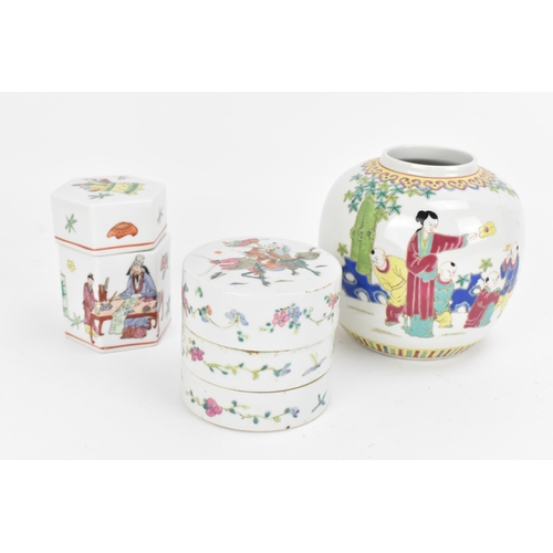 91 - A small collection of Chinese porcelain, to include a 19th century Famille Rose enamelled three-tier... 