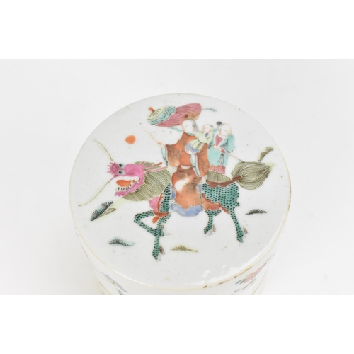 91 - A small collection of Chinese porcelain, to include a 19th century Famille Rose enamelled three-tier... 