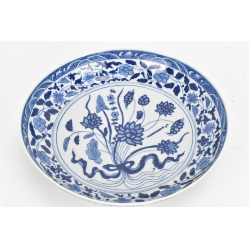 94 - A Chinese blue and white porcelain dish, Qing dynasty style, of circular form, with underglazed blue... 