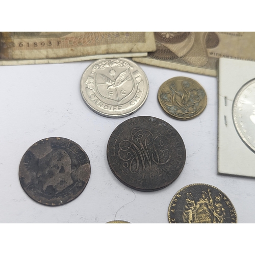 37 - A mixed coins and banknotes to include a USA 1882 'Morgan Dollar' George IV 1822 Silver Maundy one P... 