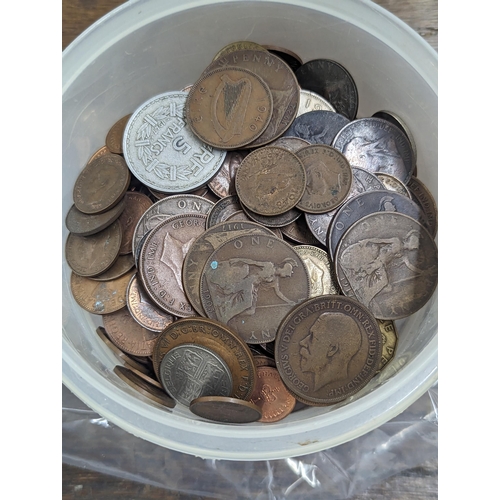 9 - A mixed collection of world coins to include William and Mary halfpenny, 1822 Irish halfpenny, 1822 ... 