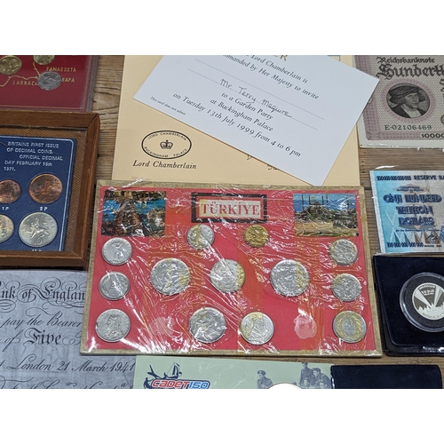 96 - A collection of world coinage to include UK Proof coin sets, 1971, 1977, 1996, 2005 and others, alon... 