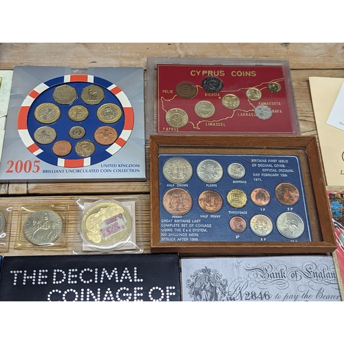 96 - A collection of world coinage to include UK Proof coin sets, 1971, 1977, 1996, 2005 and others, alon... 