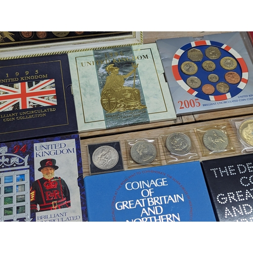 96 - A collection of world coinage to include UK Proof coin sets, 1971, 1977, 1996, 2005 and others, alon... 