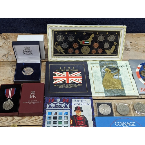 96 - A collection of world coinage to include UK Proof coin sets, 1971, 1977, 1996, 2005 and others, alon... 