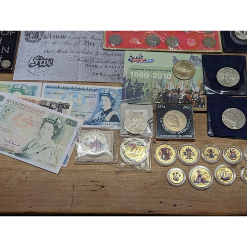 96 - A collection of world coinage to include UK Proof coin sets, 1971, 1977, 1996, 2005 and others, alon... 