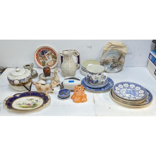 366 - A large quantity of crested china and ceramics to include Clifton, Grafton, Goss and Arcadian Locati... 