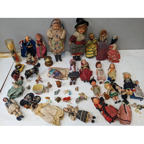 324 - Dolls to include early 20th century and later examples from around the world
Location:G