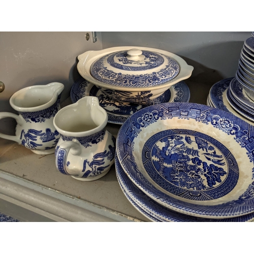 332 - Blue and white Willow and Old Willow part dinner services to include dinner plates, side plates, bow... 