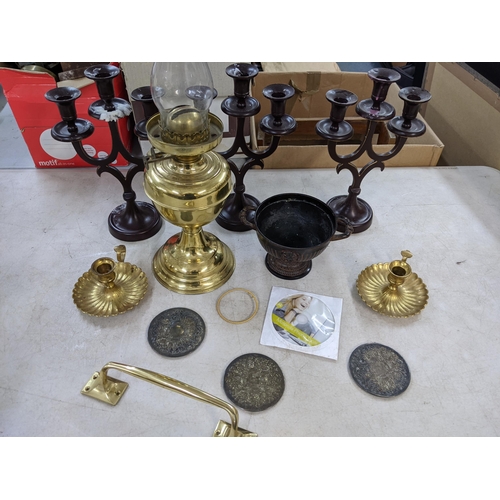 352 - A mixed lot of metalware to include a brass oil lamp, a bronze twin handled footed bowl having lion ... 