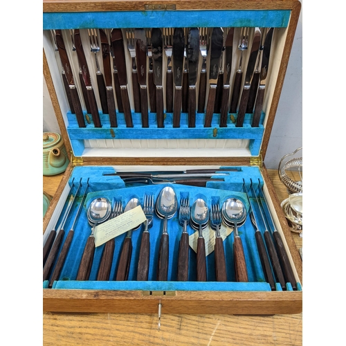 114 - A lot of silver and silver plate, along with a mid-century oak cased cutlery set by Thomas W Cork wi... 