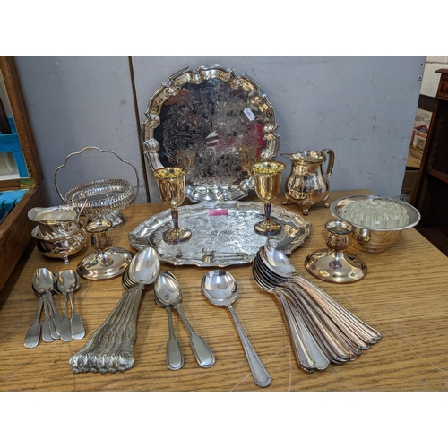 114 - A lot of silver and silver plate, along with a mid-century oak cased cutlery set by Thomas W Cork wi... 