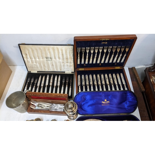 22 - Mixed cutlery to include a handled knives together with a cased silver plated cutlery Chinese scent ... 