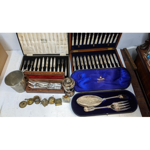 22 - Mixed cutlery to include a handled knives together with a cased silver plated cutlery Chinese scent ... 