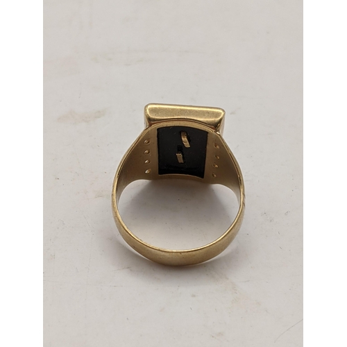 10 - A 9ct gold signet ring set with a non-precious stone inscribed with the letter 'G', 5.0g Location: C... 