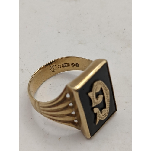 10 - A 9ct gold signet ring set with a non-precious stone inscribed with the letter 'G', 5.0g Location: C... 