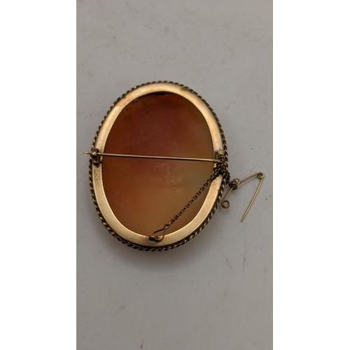 23 - A 9ct gold framed shell cameo brooch in a rope twist mount, 24.5g Location: CAB1