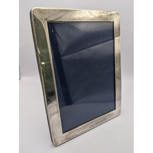 273 - A modern silver photograph frame with an easel back, 21.5cm x 16.3cm
Location: 5.2