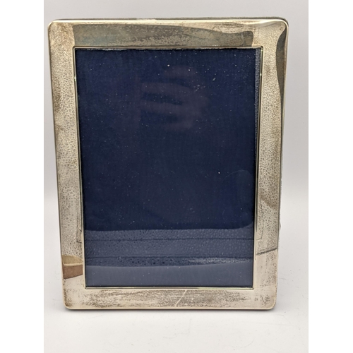 273 - A modern silver photograph frame with an easel back, 21.5cm x 16.3cm
Location: 5.2