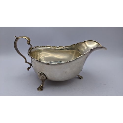 281 - An early 20th century silver sauce boat raised on three legs hallmarked Birmingham 1935, 176.9g
Loca... 