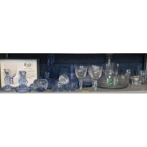 95 - A mixed lot of glassware to include a boxed Portmerion Botanic glass, Wedgwood Jasperware and others... 