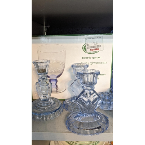 95 - A mixed lot of glassware to include a boxed Portmerion Botanic glass, Wedgwood Jasperware and others... 