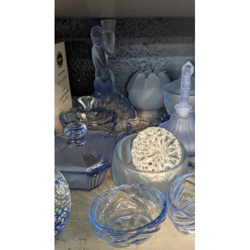 95 - A mixed lot of glassware to include a boxed Portmerion Botanic glass, Wedgwood Jasperware and others... 