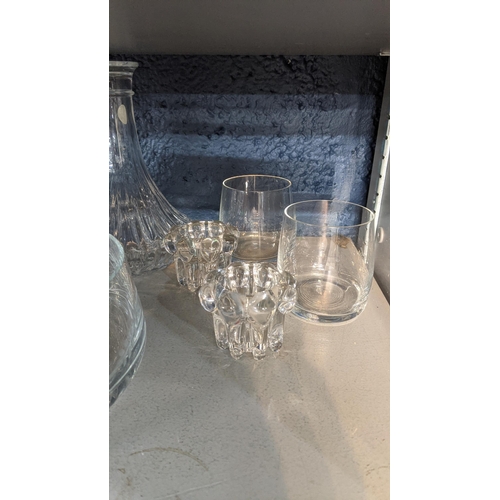 95 - A mixed lot of glassware to include a boxed Portmerion Botanic glass, Wedgwood Jasperware and others... 