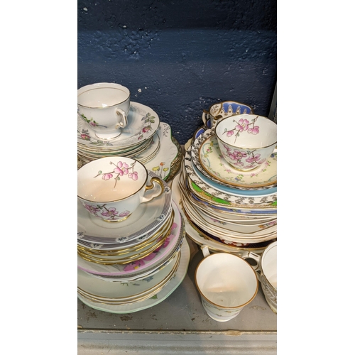 126 - A mixed lot to include Royal Crown Derby paperweight along with Wedgwood cups and saucers in wild st... 