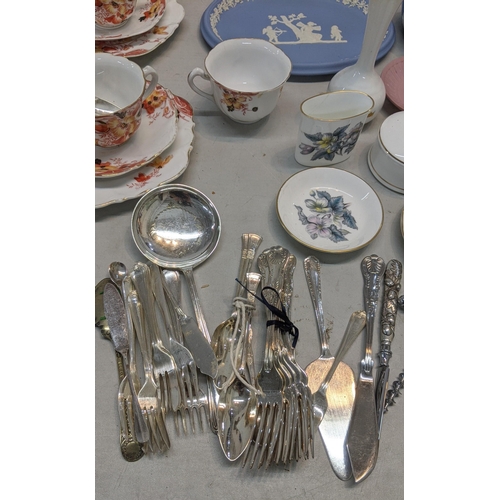 145 - A mixed lot to include Wedgwood Jasperware to include a vase and others together with a silver plate... 