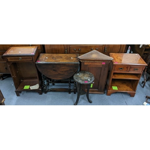 217 - Mixed furniture to include a 1930s oak gateleg table, a wall hanging corner unit, and other items Lo... 