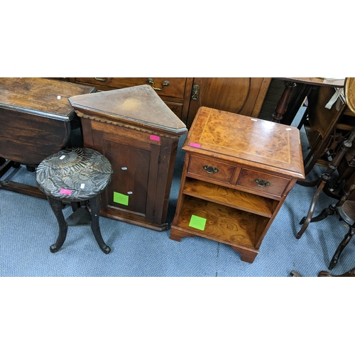 217 - Mixed furniture to include a 1930s oak gateleg table, a wall hanging corner unit, and other items Lo... 