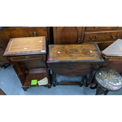 217 - Mixed furniture to include a 1930s oak gateleg table, a wall hanging corner unit, and other items Lo... 