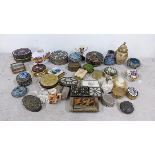 407 - A mixed lot of mainly trinket boxes to include cloisonne examples, Leonardo collection and others 
L... 