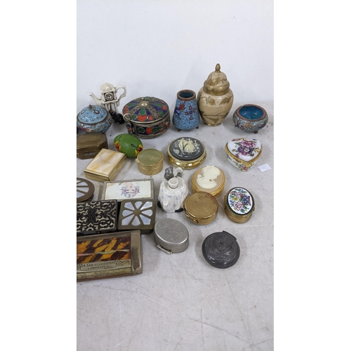 407 - A mixed lot of mainly trinket boxes to include cloisonne examples, Leonardo collection and others 
L... 