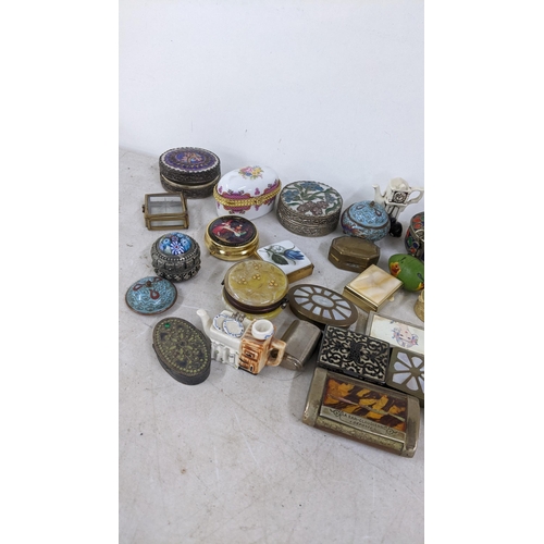 407 - A mixed lot of mainly trinket boxes to include cloisonne examples, Leonardo collection and others 
L... 