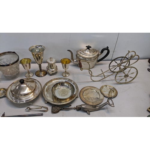 87 - A mixed lot of silver plate to include a muffin dish, napkin rings, teapot and other items together ... 