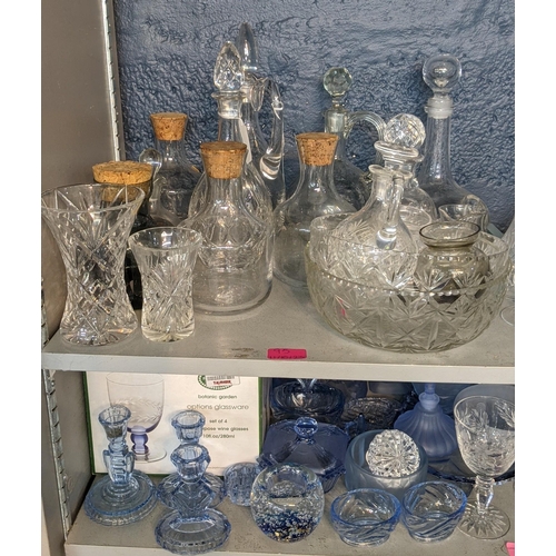 95 - A mixed lot of glassware to include a boxed Portmerion Botanic glass, Wedgwood Jasperware and others... 