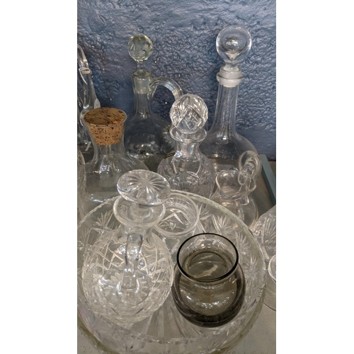 95 - A mixed lot of glassware to include a boxed Portmerion Botanic glass, Wedgwood Jasperware and others... 