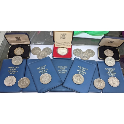 368 - Mixed coins to include a cased 1977 silver proof crown, two cased 1964 Bermuda crowns, a group of co... 