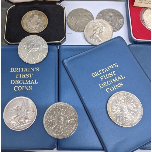 368 - Mixed coins to include a cased 1977 silver proof crown, two cased 1964 Bermuda crowns, a group of co... 